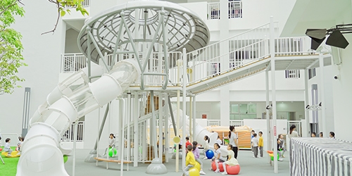 深圳光明幼兒園戶外活動區(qū)